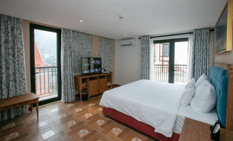 Deluxe triple bancony