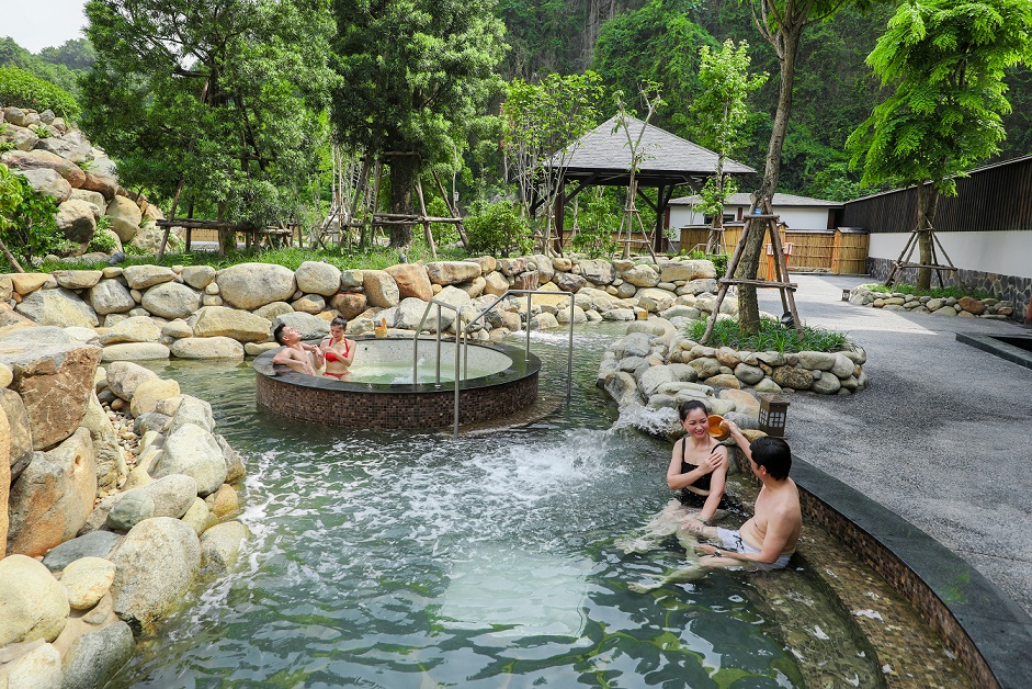 be ngoai troi va be suc Yoko Onsen Quang Hanh 2