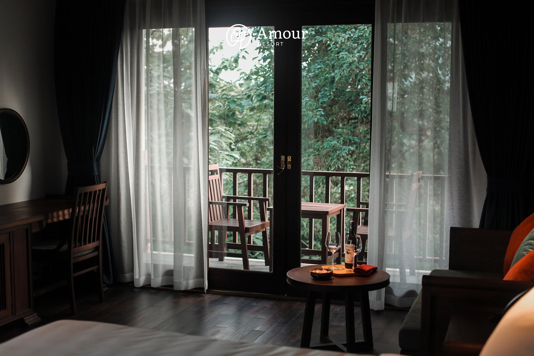 Cẩm nang tổ chức tiệc cầu hôn và kỷ niệm ngày cưới lãng mạn tại Resort Amour Ba Vì cho các cặp đôi 18 Hien-ban-cong-canh-cung-rong-thenh-thang-cua-nha-hang-vuong-gia-huong-pool-view