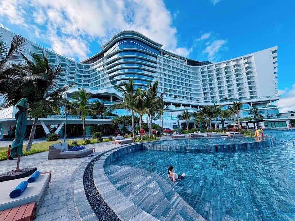 Kinh nghiệm săn ảnh nghệ thuật triệu like và sang chảnh tại các góc bọc kính kịch trần của Dream Dragon Resort