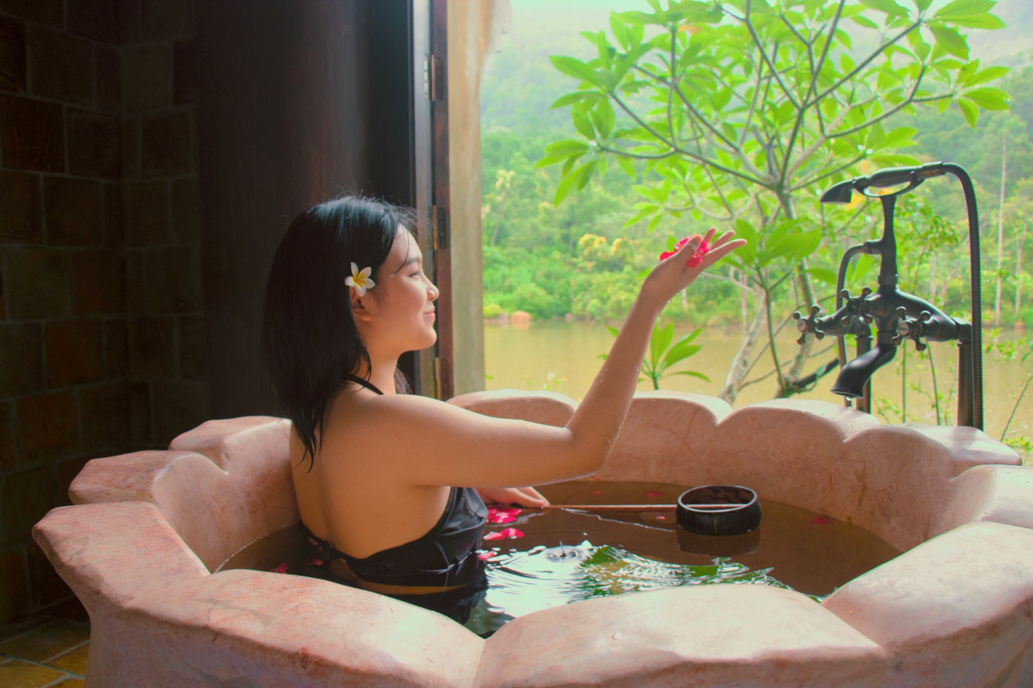Khám phá chuỗi tiện ích chữa lành tại Legacy Yên Tử nhàn tênh cho cả gia đình 16 NGAM-BON-THAO-DUOC-TAI-AM-TUE-TINH-Herbal