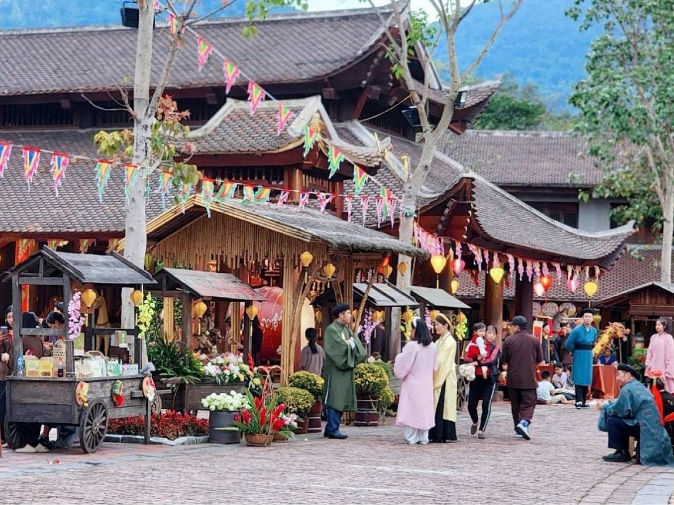 Khám phá điểm check-in mới chuẩn phong cách hoàng gia cho tín đồ "sống ảo" tại Legacy Yên Tử 23 khu pho co lang nuong