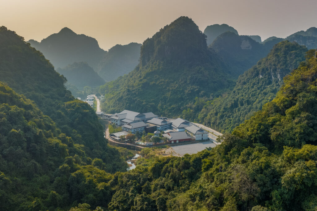 Bảng giá dịch vụ các resort gần Hà Nội mới nhất: Từ giá rẻ đến phân khúc cao cấp.