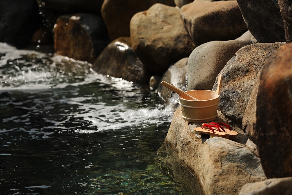 Hilton onsen quang hanh hotel: Phân tích công dụng sức khỏe của nguồn khoáng nóng Brom đối với xương khớp và phục hồi cơ thể.