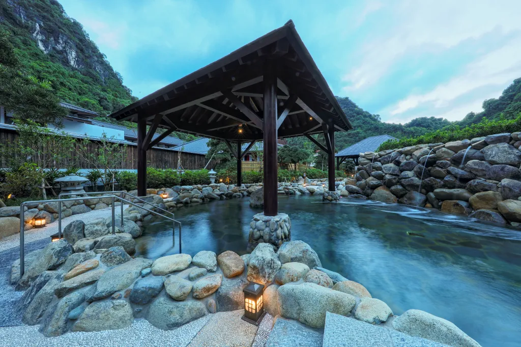 hilton-quang-hanh-onsen-resort-rock-bath-outside
