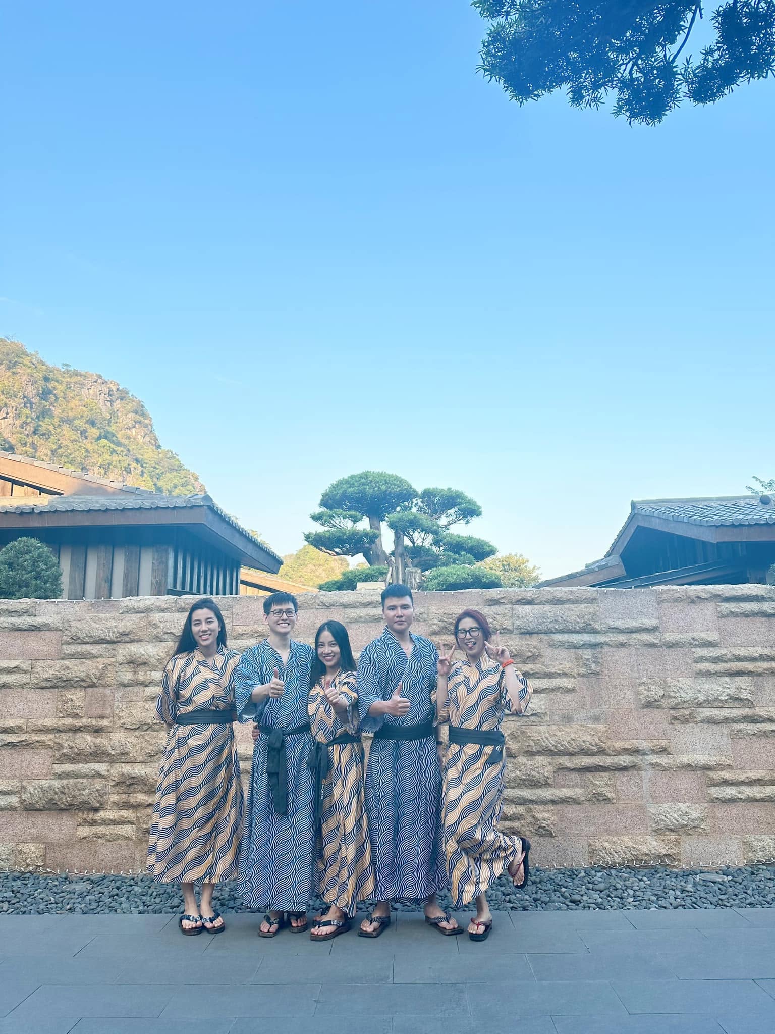 Bảng giá vé Public Onsen theo các khung giờ (Sáng, Chiều, Đêm) tại Hilton onsen quang hanh mới nhất 21 trang phuc truyen thong
