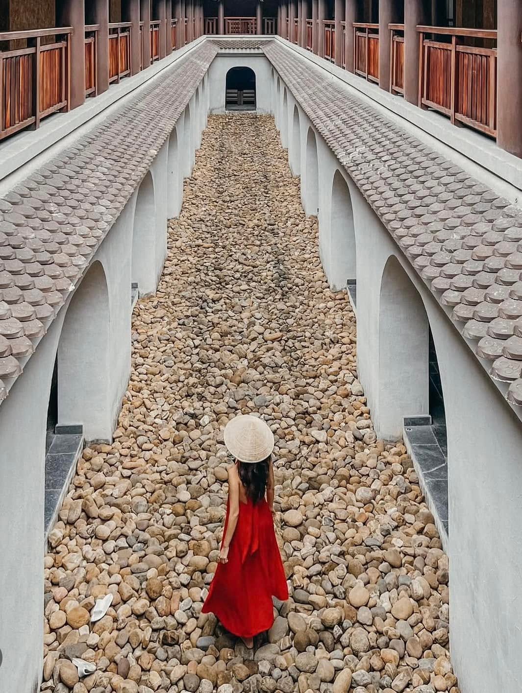 Check in Legacy Yên Tử: Nên mặc trang phục màu gì để chụp ảnh sang trọng và ăn ảnh nhất 16 797698889 2584315378736012 1614576677774847910 n