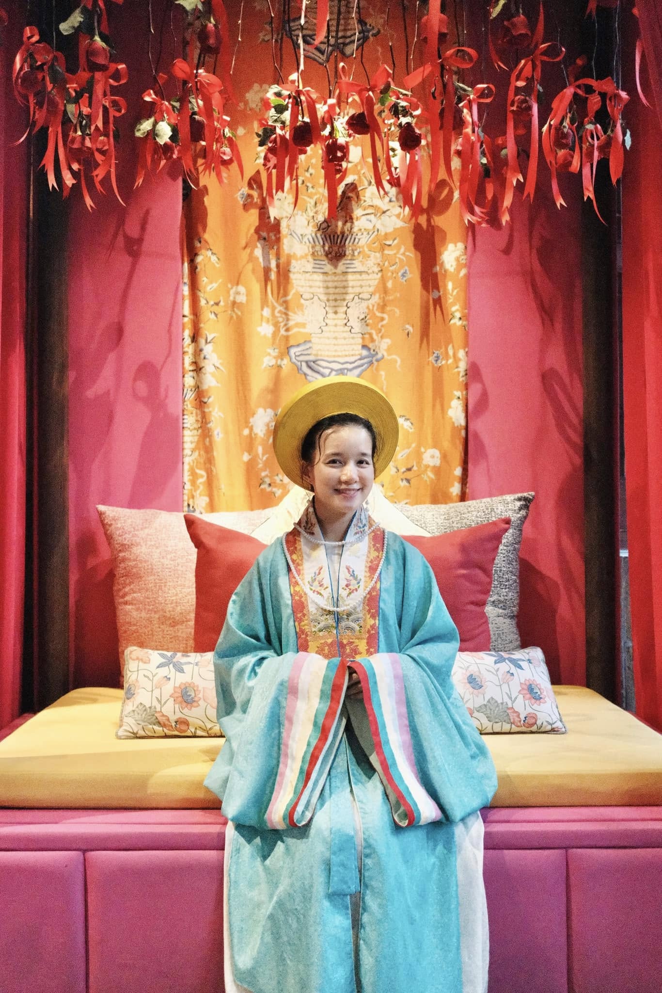 Check in Legacy Yên Tử: Nên mặc trang phục màu gì để chụp ảnh sang trọng và ăn ảnh nhất 24 ao co phuc hien dai 1