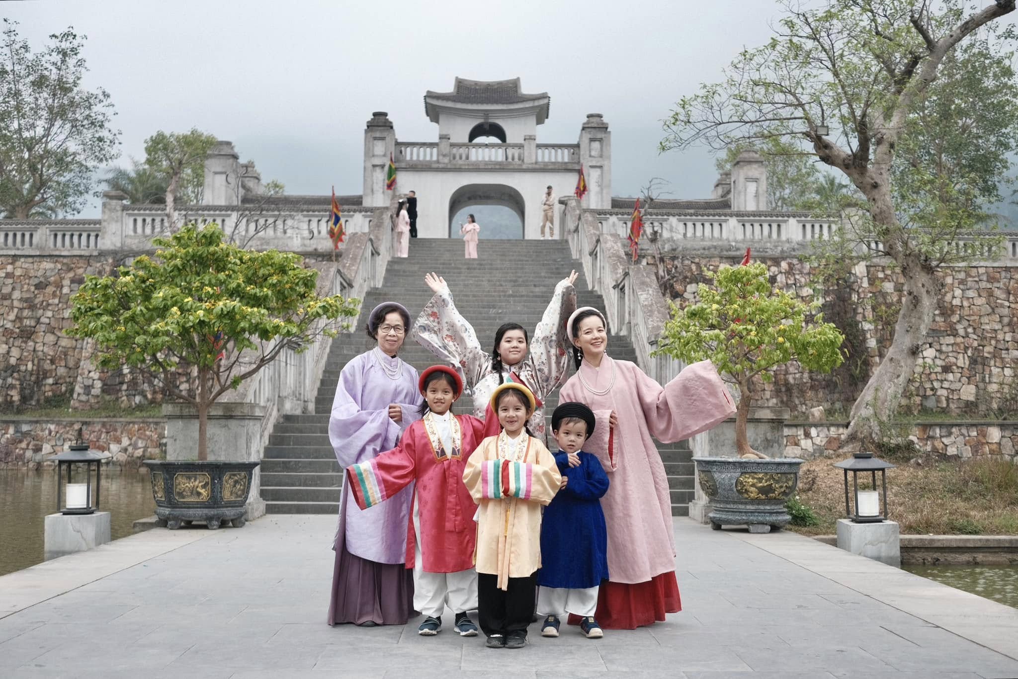 Check in Legacy Yên Tử: Nên mặc trang phục màu gì để chụp ảnh sang trọng và ăn ảnh nhất 23 ao co phuc hien dai