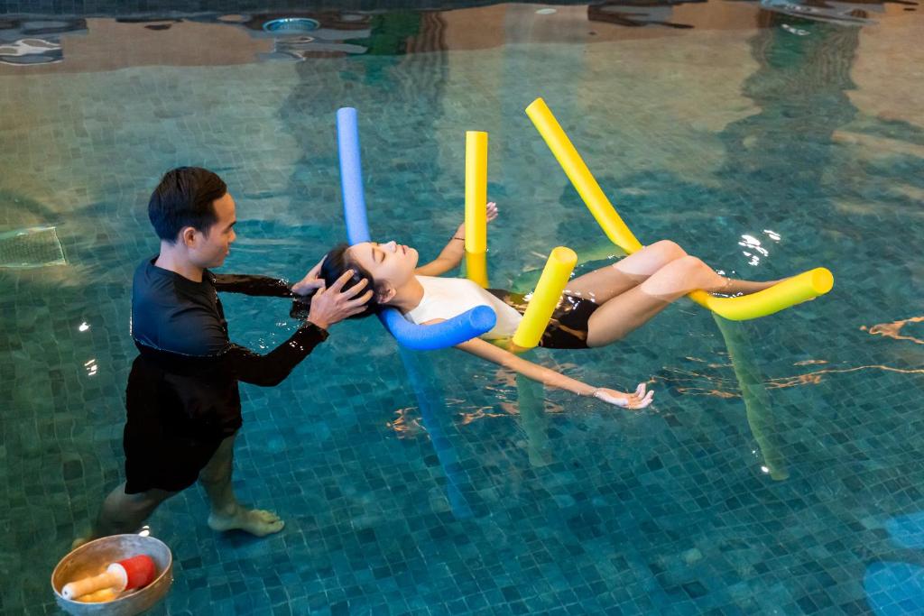 Review hệ thống bể bơi ngoài trời & phòng tập Gym hiện đại tại Senna Retreat 13 be boi